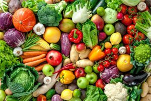 Au Bénin, les étals des marchés regorgent de fruits et légumes variés. L’offre est visible, presque abondante. Mais derrière cette diversité se pose une question : les béninois consomment-ils suffisamment de fruits et légumes ?
