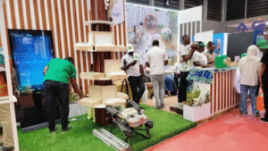 À l’occasion du Salon international de l’agriculture et des ressources animales (SARA), la filière coton ivoirienne s’est imposée comme l’un des pôles les plus attractifs du salon. Grâce à son stand animé par l’organisation INTERCOTON, les visiteurs découvrent les multiples facettes d’une culture essentielle au développement rural et à la transformation agro-industrielle du pays.