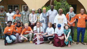 À l’occasion de la Semaine nationale de sensibilisation sur l’albinisme, l’Association des Femmes Albinos du Burkina (AFAB) mène une campagne intense du 10 au 15 juin 2025 à Ouagadougou. Objectif : alerter l’opinion sur le cancer de la peau, principale cause de mortalité chez les personnes atteintes d’albinisme, et promouvoir la prévention à travers des actions concrètes.