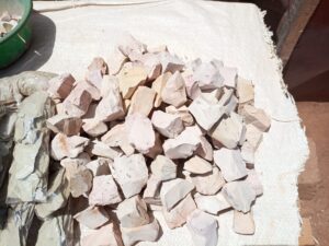 Communément appelé ‘’kalaba’’ en langue fon au Bénin, le kaolin est un silicate d’alumine provenant de l’altération d’un certain nombre de roche dont l’argile blanche