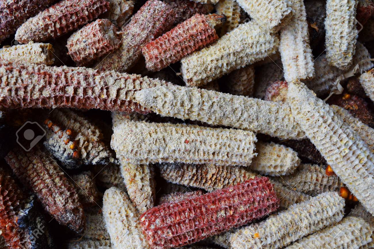 La rafle est la partie centrale et ligneuse de l'épi de maïs, autour de laquelle les grains sont disposés. Souvent considérée comme un déchet dans d’autres pays, la rafle de maïs est un produit très peu exploité mais aux utilisations multiples.