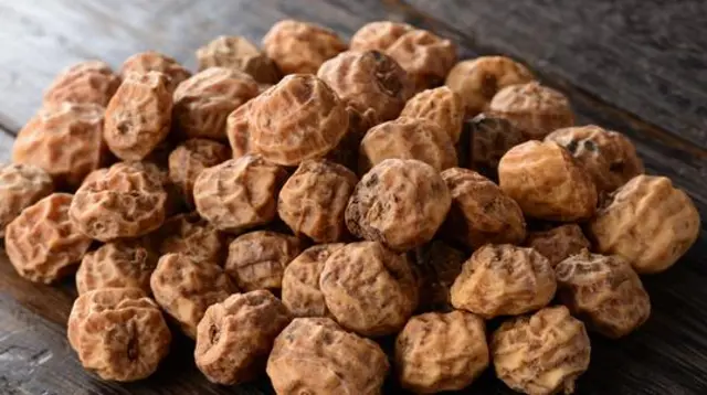 Le souchet, également connu sous le nom de « amande de terre », « noix tigrée » ou « pois sucré », communément appelé  "Afio" en Fon est une plante comestible qui présente plusieurs bienfaits pour la santé