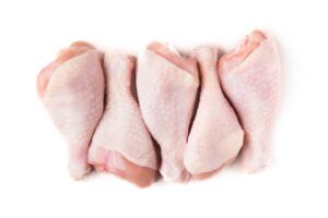 Depuis ce début d'année, les prix des produits carnés congelés, tels que le poulet, les gésiers, les ailerons connaissent une augmentation inquiétante dans les poissonneries du Bénin. Cette tendance, observée dans les grandes villes comme Cotonou, Abomey-Calavi, Ouidah et Parakou, soulève des questions sur les causes sous-jacentes de cette hausse