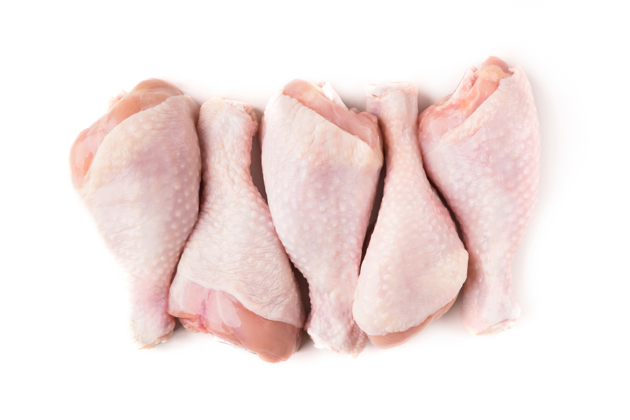 Depuis ce début d'année, les prix des produits carnés congelés, tels que le poulet, les gésiers, les ailerons connaissent une augmentation inquiétante dans les poissonneries du Bénin. Cette tendance, observée dans les grandes villes comme Cotonou, Abomey-Calavi, Ouidah et Parakou, soulève des questions sur les causes sous-jacentes de cette hausse