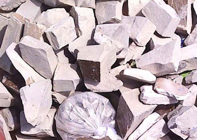 Principalement composé de kaolinite ou de silicate d'aluminium, le kaolin d’argile, aussi appelé kalaba en langue fon, est un produit traditionnellement prisé, notamment par certaines femmes. Son utilisation, transmise de génération en génération, reste courante, en particulier chez les femmes enceintes.