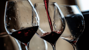 La filière du vin dans le monde traverse une zone de turbulences. En 2024, la production a atteint son plus bas niveau depuis plus de six décennies.
