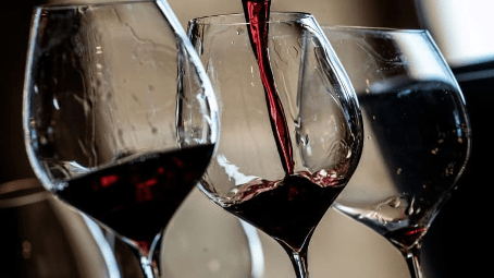 La filière du vin dans le monde traverse une zone de turbulences. En 2024, la production a atteint son plus bas niveau depuis plus de six décennies.