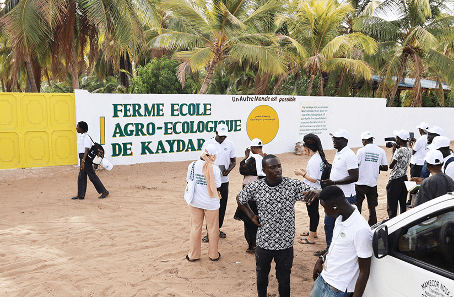 Depuis le 5 mai dernier, la troisième édition de la caravane nationale de l’agroécologie a démarré et sillonne déjà les régions du Sénégal. Sous le thème « L’agroécologie pour un Sénégal souverain, juste et prospère », cet événement se veut un catalyseur de la transition agroécologique dans le pays.
