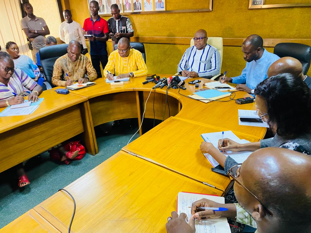 Le ministre de la Santé, Robert Kargougou, a annoncé ce lundi 26 mai 2025 une baisse significative des prix des médicaments essentiels. Cette mesure, initiée par le Chef de l’État, le Capitaine Ibrahim Traoré, vise à réduire les dépenses de santé des Burkinabè et à faciliter l’accès aux produits de santé sur tout le territoire.