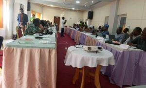 Au Bénin, le constat est amer : malgré la recommandation de l’Organisation mondiale de la Santé (OMS) d’une consommation quotidienne d’au moins 400g par jour, le Bénin reste largement en dessous de ce seuil. Un déficit alimentaire qui constitue un facteur de risque pour la santé des populations. Les professionnels des médias étant un grand acteur pour inciter les populations à consommer davantage les légumes, l’Université de Wageningen, en collaboration avec le projet CASCADE mis en œuvre par CARE Bénin-Togo et GAIN dans le cadre de la composante 2 du projet SAFEVEG, a donné une formation à l’intention des professionnels des médias.