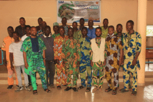 Pendant deux jours, la Commune d’Ifangni a été au centre de la Journée Internationale de la Biodiversité, à travers le Forum National Multi-Acteurs sur la Biodiversité et les Ressources Naturelles. Chasseurs traditionnels, gardiens de forêts sacrées et autorités locales se sont unis autour d’un seul cri : sauver la biodiversité. Entre réflexions, sensibilisation, marche verte et reboisement, les efforts se multiplient pour protéger des espèces menacées.