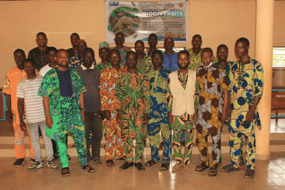 Pendant deux jours, la Commune d’Ifangni a été au centre de la Journée Internationale de la Biodiversité, à travers le Forum National Multi-Acteurs sur la Biodiversité et les Ressources Naturelles. Chasseurs traditionnels, gardiens de forêts sacrées et autorités locales se sont unis autour d’un seul cri : sauver la biodiversité. Entre réflexions, sensibilisation, marche verte et reboisement, les efforts se multiplient pour protéger des espèces menacées.
