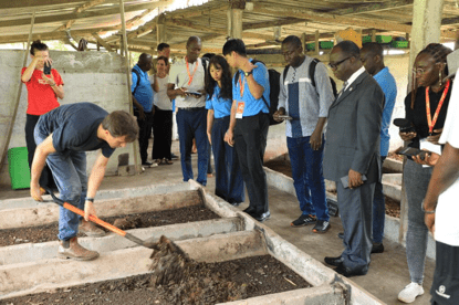Le représentant de la FAO en Côte d’Ivoire, Joseph Nyemah, a visité, ce mercredi 28 mai 2025, une ferme d’élevage de mouches soldats noires à Grand-Bassam.