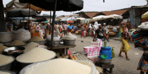 Les principales villes du Bénin sont actuellement confrontées à une hausse généralisée des prix des denrées alimentaires de grande consommation. Les produits tels que l’igname, la tomate, le piment et l’oignon frais, jadis accessibles, deviennent de plus en plus onéreux. Ce qui touche directement le panier de la ménagère. Cette augmentation des prix découle essentiellement d’une diminution de l’offre sur les marchés, accentuant les difficultés d’approvisionnement et aggravant les conditions de vie des ménages béninois.