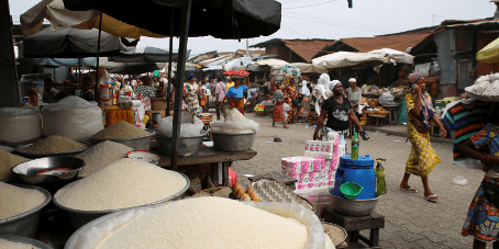 Les principales villes du Bénin sont actuellement confrontées à une hausse généralisée des prix des denrées alimentaires de grande consommation. Les produits tels que l’igname, la tomate, le piment et l’oignon frais, jadis accessibles, deviennent de plus en plus onéreux. Ce qui touche directement le panier de la ménagère. Cette augmentation des prix découle essentiellement d’une diminution de l’offre sur les marchés, accentuant les difficultés d’approvisionnement et aggravant les conditions de vie des ménages béninois.