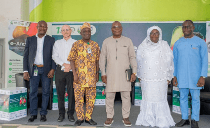 Porté par un partenariat entre chercheurs béninois et belges, le projet e-Anacarde entend moderniser la filière anacarde au Bénin. À travers des innovations scientifiques et technologiques, il vise à améliorer la productivité, renforcer la coordination des acteurs et faciliter l’accès à l’information et au financement.