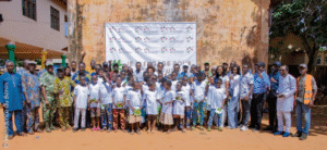 Le projet gouvernemental « Fleurissement des villes du Bénin » a été officiellement lancé le vendredi 13 juin 2025 à Ouidah et Porto-Novo. Porté par le Ministère du Cadre de Vie et des Transports, mis en œuvre par la SIRAT SA avec le soutien des autorités locales, ce projet vise à transformer durablement l’environnement urbain à travers la végétalisation des villes.