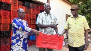 Au Bénin, la filière mangue joue un rôle essentiel dans l’économie agricole, en générant des revenus pour de nombreux producteurs et en contribuant à l’activité économique locale. Malgré ce potentiel, la filière est confrontée à plusieurs défis majeurs : récolte inappropriée, pertes post-récolte, insuffisance d’emballages adaptés, routes dégradées et faiblesses logistiques. Face à ces contraintes, les producteurs peinent à valoriser pleinement leur production.