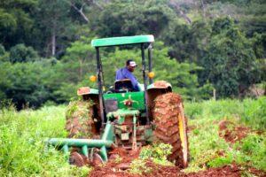 A travers son ambition constante de rendre durable et compétitive son agriculture, le Bénin a toujours misé sur des projets structurants alliant aménagement d’infrastructures, modernisation ou réorganisation des filières et industrialisation locale. De la vallée de l’Ouémé à Glo-Djigbé en passant par Kétou où une zone économique spéciale est sur le point de voir le jour, le Bénin, surtout sous le régime de la rupture, déploie une stratégie ambitieuse qui pourrait redessiner son paysage agro-industriel. LE RURAL