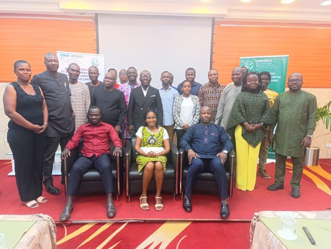 À Cotonou, le Bénin a officiellement lancé les travaux pour élaborer son Programme de Pays dans le cade du Programme d’appui à la planification aux activités préparatoires (Readiness Bénin). Avec l’appui de l’IFDD, organe subsidiaire de l’OIF, cette démarche doit faciliter l’accès au Fonds Vert pour le Climat et renforcer l’action contre les changements climatiques