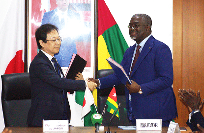 Le Togo a signé un nouveau partenariat avec le Japon. Ce soutien financier non-remboursable, d’une valeur de 800 millions F CFA, servira à acheter du riz pour les populations vulnérables. Il entre dans le cadre du projet Kennedy Round (KR2025) et vient renforcer la sécurité alimentaire au Togo.