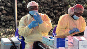 en République démocratique du Congo (RDC), la maladie refait surface par intermittence, aux côtés d’autres épidémies comme le choléra et le Mpox.