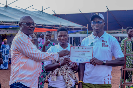 Le Plan Intégré Paysan (PIP), mis en œuvre par l’ONG Îles de Paix – antenne Bénin à travers ses partenaires Jura Afrique Bénin et ERAD ONG, est bien plus qu’une méthode agricole.