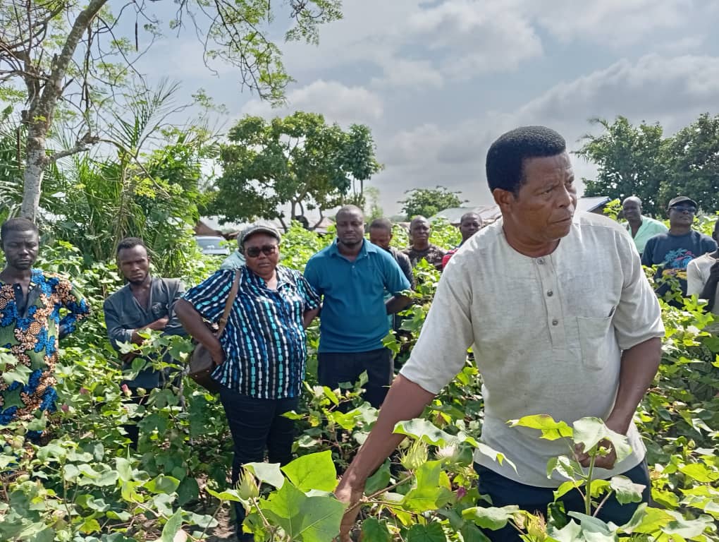 La tournée de suivi de la campagne cotonnière 2025 se poursuit activement dans la zone centre et sud du Bénin. Conduite par le Président de la Fédération Nationale des Coopératives Villageoises de Producteurs de Coton du Bénin (FNCVPC), Gani Badou Tamou