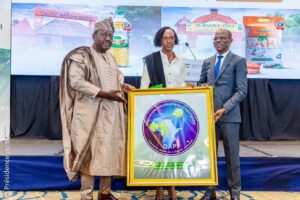 certificats IGP Cotonou a vibré au rythme du Consommons local lors de la cérémonie officielle de remise des certificats d’Indication Géographique Protégée (IGP) à deux produits emblématiques du Bénin : le Gari Sohoui de Savalou et l’Azimi d’Agonlin