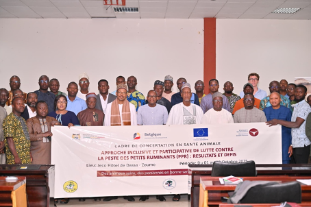 Du 1er au 2 octobre 2025 à Dassa-Zoumé, a eu lieu la première session du cadre de concertation en santé animale au Bénin. Organisé par la Direction de l’Élevage en collaboration avec Vétérinaires Sans Frontières Belgique cet événement, placé sous le thème « Approche inclusive et participative de lutte contre la PPR, résultats et défis », a réuni acteurs publics et privés, éleveurs, élus locaux et partenaires techniques et financiers.