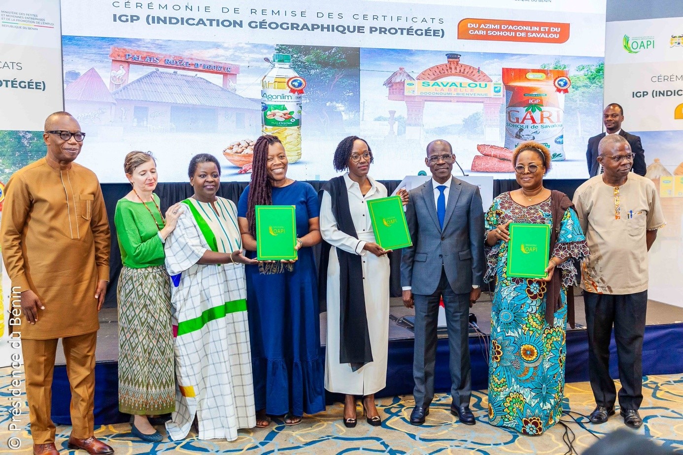 certificats IGP Cotonou a vibré au rythme du Consommons local lors de la cérémonie officielle de remise des certificats d’Indication Géographique Protégée (IGP) à deux produits emblématiques du Bénin : le Gari Sohoui de Savalou et l’Azimi d’Agonlin