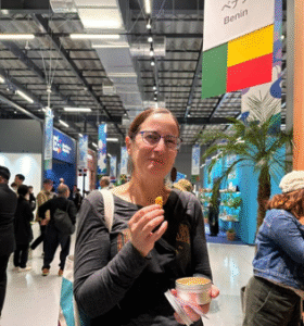 Du 29 septembre au 4 octobre 2025, Bénin Tourisme et l’Agence de Promotion des Investissements et des Exportations (APIEx) ont organisé au Pavillon du Bénin, à l’Exposition Universelle Osaka 2025, une semaine de dégustation de l’ananas Pain de Sucre. L’objectif était de faire découvrir au public asiatique ce fruit emblématique du Bénin et de valoriser le savoir-faire agricole national sur la scène mondiale.