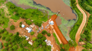 Lors du conseil des ministres de ce mercredi 05 novembre 2025, le gouvernement béninois a décidé de renforcer les infrastructures hydrauliques rurales en lançant la construction et la réhabilitation de quatre-vingts (80) retenues d’eau dans différentes localités du pays.