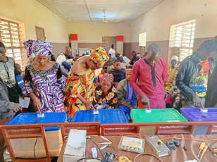 Contrairement aux couveuses industrielles importées, souvent coûteuses et difficiles à entretenir, les couveuses solaires artisanales sont conçues à partir de matériaux locaux.