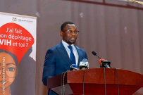 Le 1ᵉʳ décembre 2025, à l’occasion de la Journée mondiale de lutte contre le SIDA sous le thème « Surmonter les perturbations, transformer la riposte au VIH », autorités, acteurs communautaires et personnes vivant avec le VIH se sont rassemblés au Palais des Congrès pour réaffirmer l’engagement national dans la lutte contre le VIH. La cérémonie a mis en évidence les progrès réalisés et a souligné la nécessité de renforcer la riposte face aux défis restants.