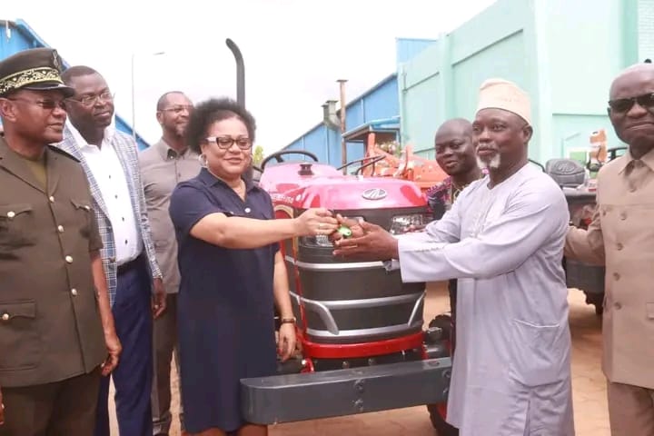 Pour améliorer l’accès des producteurs béninois aux équipements agricoles, un nouveau dispositif de financement vient d’être lancé : le produit FAAR-Équipement. L’initiative, lancée ce jeudi dans les locaux de la Société Nationale de la Mécanisation Agricole (SoNaMA S.A.), a réuni la Ministre des Affaires Sociales et de la Microfinance, le Préfet de l’Atlantique et le Maire de Ouidah.