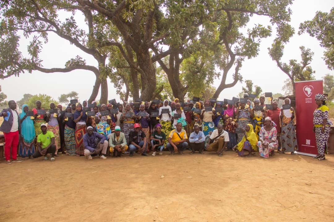 La place de la femme dans le secteur agricole béninois ne cesse de se renforcer. Pour accompagner cette dynamique, l’Organisation Béninoise pour la Promotion de l’Agriculture Biologique (OBEPAB), en partenariat avec Aid by Trade Foundation (AbTF) à travers le programme CMIA, et avec l’appui des communautés PCCC, a officiellement lancé un programme d’alphabétisation fonctionnelle au profit des femmes rurales dans plusieurs zones de production.