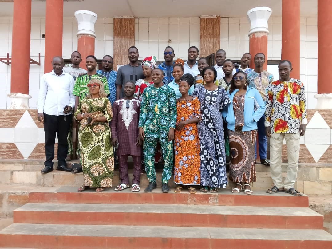 Du 14 au 16 janvier 2026, une vingtaine de jeunes entrepreneurs du secteur de l’agroécologie ont pris part à un atelier de formation consacré à l’élaboration des plans d’affaires, dans le cadre de la mise en œuvre du programme Batenforiba. Cette initiative est cofinancée par l’Union européenne et Îles de Paix, et mise en œuvre par ERAD ONG.