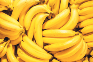 La banane est un fruit aimé d'un bon nombre de personnes pour son accessibilité, ses valeurs nutritives. Mais derrière sa couleur appétissante, certains commerçants utilisent des produits chimiques pour accélérer son mûrissement. Ces pratiques, courantes au Bénin et dans plusieurs pays africains, représentent un risque réel pour la santé des consommateurs.