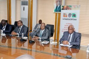 Le 19 janvier 2026, le gouvernement ivoirien a décidé d’assurer l’enlèvement de l’intégralité de la production nationale de cacao au prix bord champ fixé pour la campagne café-cacao 2025-2026. Une décision saluée par l’Organisation interprofessionnelle agricole (OIA) Café-Cacao.