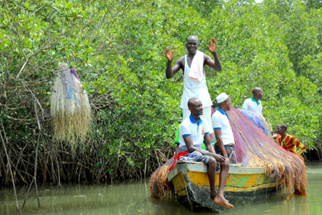 Classée et reconnue comme un joyau écologique, la mangrove locale a été placée sous la protection de Zangbeto, divinité vodoun considérée comme le gardien de la nuit