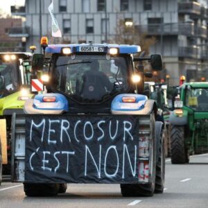 Les agriculteurs de France se sont mobilisés massivement le jeudi 8 à travers le pays. Ces manifestations visent l’accord Mercosur, jugé dangereux pour l’agriculture française, l’élevage et la souveraineté alimentaire, malgré l’annonce d’un vote négatif de la France.