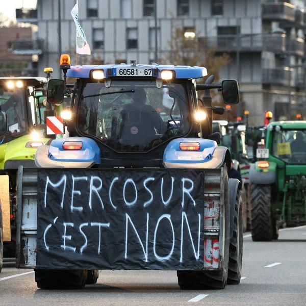 Les agriculteurs de France se sont mobilisés massivement le jeudi 8 à travers le pays. Ces manifestations visent l’accord Mercosur, jugé dangereux pour l’agriculture française, l’élevage et la souveraineté alimentaire, malgré l’annonce d’un vote négatif de la France.