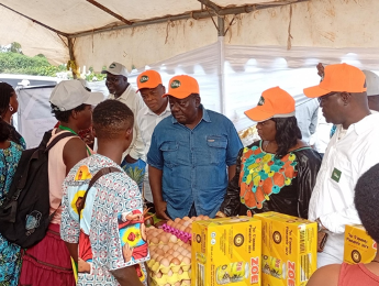 À Zè, le 21 décembre 2025, acteurs agricoles et autorités se sont réunis lors d’une conférence itinérante pour dresser le bilan agricole et appeler à soutenir la continuité des réformes en 2026.