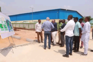 La modernisation du secteur cotonnier béninois passe par une meilleure synergie entre recherche et pratique agricole. Ce mardi 27 janvier 2026, une délégation de l’Institut de Recherche du Coton (IRC) a effectué une visite de travail au siège de la SoNaMA, à Ouidah, afin d’évaluer le rôle de l’entreprise dans le développement de la filière coton.