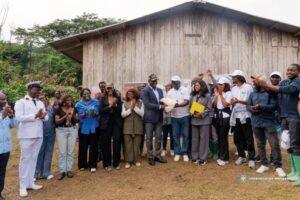 Au Gabon, l’arrêt de l’importation du poulet de chair se prépare. Une visite présidentielle dans l’Estuaire relance le débat sur la production locale et la souveraineté alimentaire à l’horizon 2027.