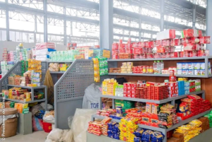 La surveillance hebdomadaire des marchés révèle des mouvements contrastés des prix de plusieurs produits de grande consommation dans les principales villes du Bénin. Entre effets de saisonnalité, fluctuations de l’offre et dynamiques d’approvisionnement, igname, tomate, piment, oignon et essence « kpayo » affichent des tendances divergentes selon les localités.