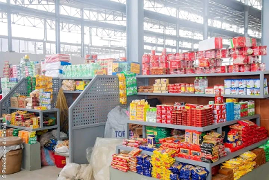 La surveillance hebdomadaire des marchés révèle des mouvements contrastés des prix de plusieurs produits de grande consommation dans les principales villes du Bénin. Entre effets de saisonnalité, fluctuations de l’offre et dynamiques d’approvisionnement, igname, tomate, piment, oignon et essence « kpayo » affichent des tendances divergentes selon les localités.