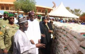 Au Niger, le lancement de l’opération de vente du riz local « Spécial Ramadan » traduit une volonté des autorités de renforcer la souveraineté alimentaire et de soulager les ménages à faible revenu. Cette initiative officielle met sur le marché plus de 1 000 tonnes de riz local subventionné à l’approche du mois de Ramadan.