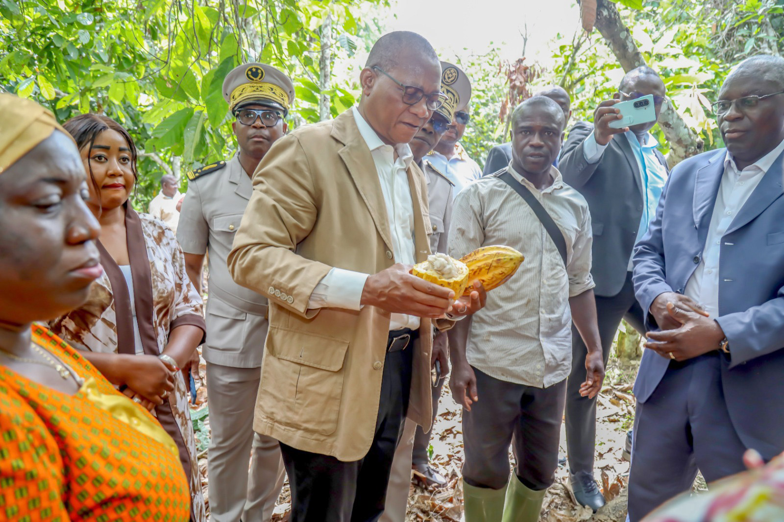 Le ministre ivoirien de l’Agriculture, Bruno Nabagné Koné, a effectué une visite de terrain le 18 février 2026 à Yakassé-Attobrou, près d’Adzopé, afin d’échanger avec les producteurs et les responsables de coopératives agricoles.